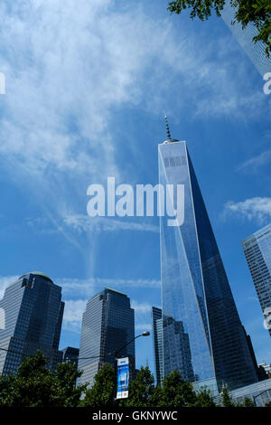 La tour de la liberté, un World Trade Center à New York, Manhattan New York. Comme vu du dessous. Au premier plan sur le 9/11 memorial. 09/08/2016 Banque D'Images