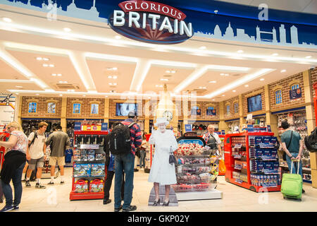 Drôle,image,l, Queen, accueille les touristes, à, touristiques, shop, sortie 'Glorious Britain' cadeaux. L'aéroport de Stansted, terminal des départs,Londres,Royaume-Uni. Banque D'Images