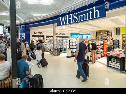 WH Smith store, boutique, au terminal de départ à l'aéroport de Stansted, Londres,Angleterre,Essex.L'Europe. Banque D'Images