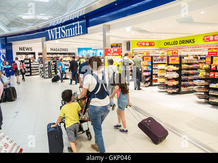 WH Smith,magasin,Terminal de départ à l'aéroport de Stansted, Londres,Angleterre,Essex.L'Europe. Banque D'Images