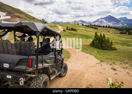 ATV) avec Bearclaw Bob's plus de Lulu et Daisy passe dans les Beartooth Mountains près de Cooke City, Montana. Banque D'Images