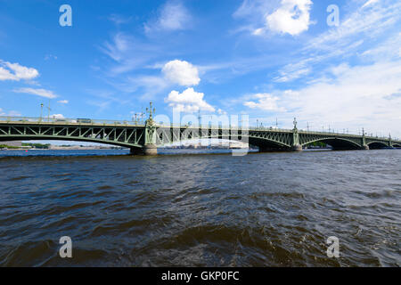 SAINT PETERSBURG, RUSSIE - 17 juin 2016 : Trinity basculant Bridge (pont Troitsky) sur la rivière Neva Banque D'Images