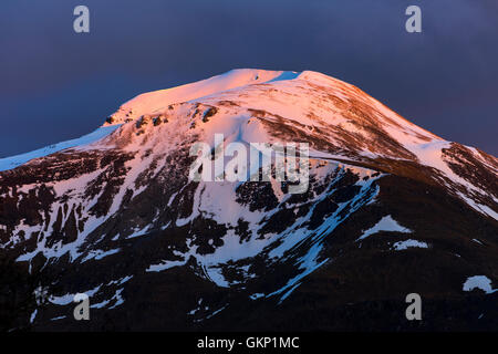 Un Mhàim Sgurr' dans la chaîne de montagnes Mamore au coucher du soleil, de Glen Nevis, près de Fort William, Écosse, Royaume-Uni Banque D'Images