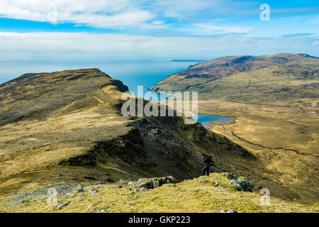 Un marcheur sur la Leac a'Chaisteil ridge dans les montagnes, Coullin sur Harris Bay, à l'île de Rum, Ecosse, Royaume-Uni Banque D'Images