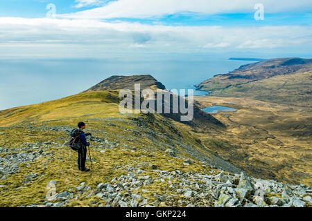 Un marcheur sur la Leac a'Chaisteil ridge dans les montagnes, Coullin sur Harris Bay, à l'île de Rum, Ecosse, Royaume-Uni Banque D'Images