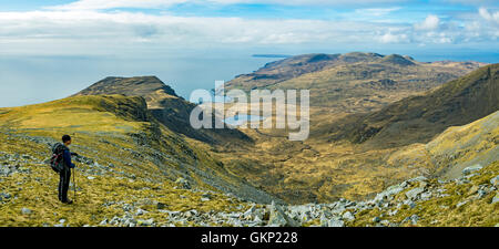 Un marcheur sur la Leac a'Chaisteil ridge dans les montagnes, Coullin sur Harris Bay, à l'île de Rum, Ecosse, Royaume-Uni Banque D'Images