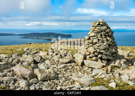 L'île de Canna du cairn du sommet de Sròn an t-Saighdeir, à l'île de Rum, Ecosse, Royaume-Uni Banque D'Images