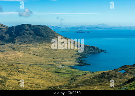 Ruinsival, dans la montagnes Cuillin Rhum et Harris Bay, du près du sommet d'un t-Saighdeir Sròn, à l'île de Rum, Ecosse, Royaume-Uni Banque D'Images