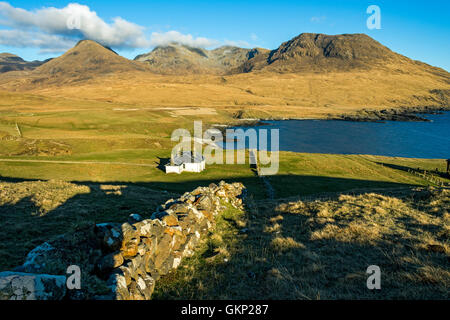 Harris Lodge et le rhum Cuillin hills de Harris Bay, à l'île de Rum, Ecosse, Royaume-Uni. Banque D'Images