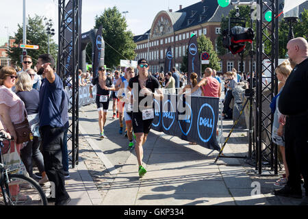 Copenhague, Danemark. Août 21, 2016, les triathlètes tournant dans le centre ville, à l'Ironman 2016 KMD Copenhague Crédit : Oliver Förstner/Alamy Live News Banque D'Images