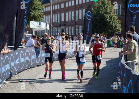 Copenhague, Danemark. Août 21, 2016, les triathlètes tournant dans le centre ville, à l'Ironman 2016 KMD Copenhague Crédit : Oliver Förstner/Alamy Live News Banque D'Images