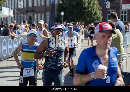 Copenhague, Danemark. Août 21, 2016, les triathlètes tournant dans le centre ville, à l'Ironman 2016 KMD Copenhague Crédit : Oliver Förstner/Alamy Live News Banque D'Images