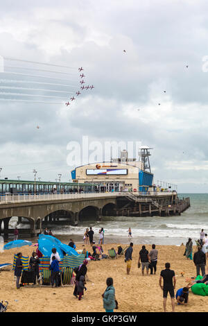 Bournemouth, Royaume-Uni. Août 21, 2016. Après le mauvais temps des deux derniers jours a entraîné un bouleversement, des hordes de visiteurs la tête à la plage de Bournemouth pour la dernière journée de l'air Festival Bournemouth où le temps était essentiellement bon et le vol s'affiche presque à l'annexe. Est-ce un oiseau ou est-ce un avion - les flèches rouges volent au-dessus de la jetée de Bournemouth avec concours de l'échelon local les pigeons et les mouettes ! Credit : Carolyn Jenkins/Alamy Live News Banque D'Images