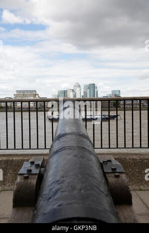 Greenwich, London, UK. Août 21, 2016,un canon pointe vers la Tamise dans Greenwic Crédit : Keith Larby/Alamy Live News Banque D'Images