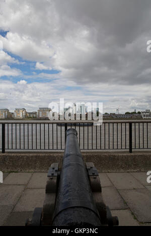 Greenwich, London, UK. Août 21, 2016,un canon pointe vers la Tamise dans Greenwic Crédit : Keith Larby/Alamy Live News Banque D'Images