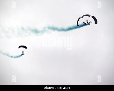 Bournemouth, Royaume-Uni. Août 21, 2016. L'Équipe de parachutistes des tigres et des Diables Rouges sur l'affichage à Bournemouth Air Festival 2016. Credit : Nastia M/Alamy Live News Banque D'Images