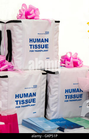 Un ruban rose sur de grands sacs blancs étiquetés pour la greffe de tissus humains, Southport, Merseyside, Royaume-Uni. 21 Aug 2016 : Banque D'Images