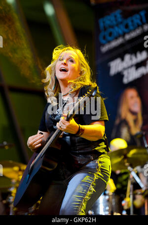 Las Vegas, Nevada, USA. 20e Août, 2016. Melissa Etheridge joue la "Fremont Street Experience" une série de concerts gratuits assisté par les habitants et les touristes. Un panier-Fremont Street foule secoué à nouveau et la musique d'autrefois par le vétéran rocker Etheridge. Credit : Ken Howard/Alamy Live News Banque D'Images