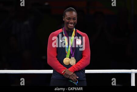 Rio de Janeiro. Le Brésil. 21 août, 2016. Ma Claressa Shields (USA) avec sa médaille d'or de Rio et sa médaille d'or de Londres. Womens 75kg poids moyen. La boxe. Pavillon 6, Riocentro. Parc olympique. Rio de Janeiro. Le Brésil. 21/08/2016. Credit : Sport en images/Alamy Live News Banque D'Images