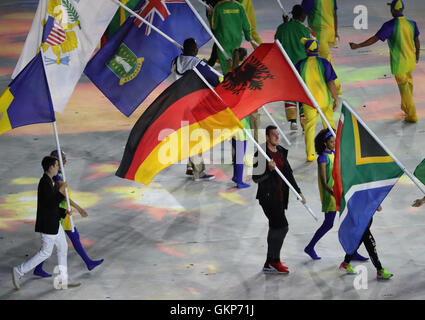 Rio de Janeiro, Brésil. Août 21, 2016. Drapeaux de divers pays mars dans le stade lors de la cérémonie de clôture des Jeux Olympiques de 2016 à Rio Maracana à Rio de Janeiro, Brésil, 21 août 2016. 2e à partir de la droite est Sebastian Brendel de l'Allemagne . Photo : Michael Kappeler/dpa/Alamy Live News Banque D'Images