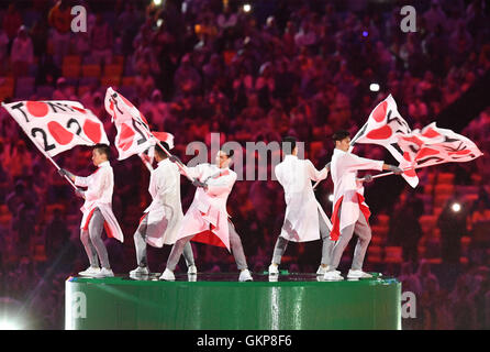 Rio de Janeiro, Brésil. Août 21, 2016. Artistes jouent pendant le Tokyo 2020 Cérémonie de remise du drapeau lors de la cérémonie de clôture des Jeux Olympiques de 2016 à Rio Maracana à Rio de Janeiro, Brésil, 21 août 2016. Les Jeux Olympiques d'été se tiendra à Tokyo en 2020. Photo : Felix Kaestle/dpa/Alamy Live News Banque D'Images
