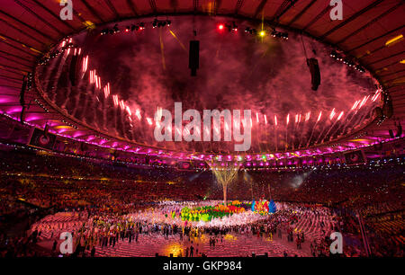Rio de Janeiro, RJ, Brésil. Août 21, 2016. Cérémonie de clôture des Jeux olympiques : feux d'artifice explosent sur le stade lors de la cérémonie de clôture des Jeux Olympiques du stade Maracana à Rio de 2016 au cours de l'été jeux olympiques. Crédit : Paul Kitagaki Jr./ZUMA/Alamy Fil Live News Banque D'Images