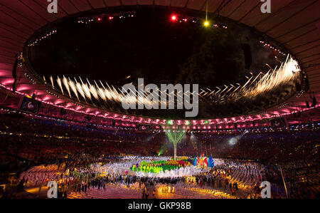 Rio de Janeiro, RJ, Brésil. Août 21, 2016. Cérémonie de clôture des Jeux olympiques : feux d'artifice explosent sur le stade lors de la cérémonie de clôture des Jeux Olympiques du stade Maracana à Rio de 2016 au cours de l'été jeux olympiques. Crédit : Paul Kitagaki Jr./ZUMA/Alamy Fil Live News Banque D'Images