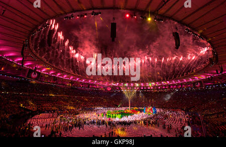 Rio de Janeiro, RJ, Brésil. Août 21, 2016. Cérémonie de clôture des Jeux olympiques : feux d'artifice explosent sur le stade lors de la cérémonie de clôture des Jeux Olympiques du stade Maracana à Rio de 2016 au cours de l'été jeux olympiques. Crédit : Paul Kitagaki Jr./ZUMA/Alamy Fil Live News Banque D'Images