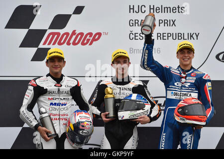 Brno, République tchèque. Août 21, 2016. Grand Prix de la République tchèque, 2016 Moto3, Brno, République tchèque, le 21 août 2016. De gauche à droite : deuxième placé Jorge Matin d'Espagne, vainqueur de l'Angleterre et John McPhee troisième placé Fabio Di Giannantonio de l'Italie. Photo : CTK Vaclav Salek/Photo/Alamy Live News Banque D'Images