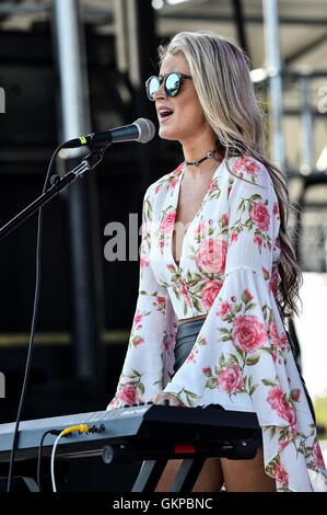 Wantagh, NY, USA. Août 21, 2016. Brooke Eden sur scène pour 2016 Billboard Hot 100 - SUN Festival, Nikon at Jones Beach Theater, Wantagh, NY 21 août 2016. Crédit : Steven Ferdman/Everett Collection/Alamy Live News Banque D'Images