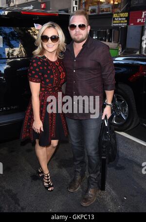 New York, NY, USA. Août 22, 2016. Geoffrey Pickler, Kyle Jacobs dehors et environ pour la célébrité Candids - MON, New York, NY, le 22 août 2016. Credit : Derek Storm/Everett Collection/Alamy Live News Banque D'Images