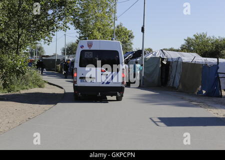 Calais, France. 22 août 2016. Un fourgon de police de route à travers la jungle. Plus de 9 000 réfugiés vivent dans le camp de réfugiés de Calais, appelé la Jungle. Ils sont tous sur leur chemin vers le Royaume-Uni et sont bloqués ici, que la Manche est très surveillée par la police française et anglaise ainsi que des clôtures et des barbelés. Crédit : Michael Debets/Alamy Live News Banque D'Images