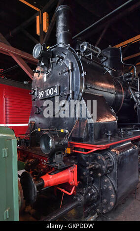 La locomotive à vapeur 1004 classe 89 au Musée ferroviaire de la Deutsche Bahn à Halle/Saale, 17 août 2016. Pour le festival d'été du musée ferroviaire du 27 au 28 août, la locomotive ne sera qu'une parmi de nombreuses accroches sur l'exposition. Depuis 2003 le musée de Halle a travaillé aux côtés de ceux de Nuremberg et de Coblence et est principalement dédié à l'autoroute nationale allemande de l'époque de la RDA. Photo : Hendrik Schmidt /AFP Banque D'Images