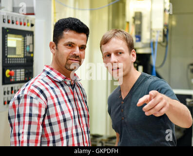 Dresde, Allemagne. Le 04 août, 2016. Les travailleurs de l'Institut Fraunhofer, Abdl Rahman Ismail (l) et Frieder Z. travaillent ensemble sur un projet commun à Dresde, Allemagne, 04 août 2016. Dans leur patrie qu'ils étaient ingénieurs ou techniciens jusqu'à la guerre les a forcés à fuir. De nombreux réfugiés ont du mal à obtenir leur pied dans la porte. À Dresde, les instituts Fraunhofer est maintenant de donner une chance aux scientifiques s'enfuit. Photo : Jens Kalaene/dpa/Alamy Live News Banque D'Images