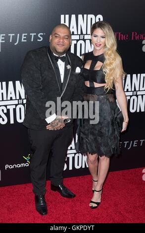 New York, NY, USA. Août 22, 2016. Pedro Perez, Claudine Jakubowicz aux arrivées de MAINS DE PREMIERE PIERRE, la School of Visual Arts (SVA) Theatre, New York, NY, le 22 août 2016. Crédit : Lev Radin/Everett Collection/Alamy Live News Banque D'Images