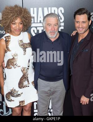 New York, NY, USA. Août 22, 2016. Grace Hightower, Robert De Niro, Edgar Ramirez aux arrivées de MAINS DE PREMIERE PIERRE, la School of Visual Arts (SVA) Theatre, New York, NY, le 22 août 2016. Crédit : Lev Radin/Everett Collection/Alamy Live News Banque D'Images