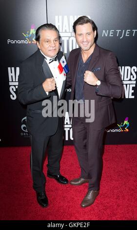 New York, NY, USA. Août 22, 2016. Roberto Duran, Edgar Ramirez aux arrivées de MAINS DE PREMIERE PIERRE, la School of Visual Arts (SVA) Theatre, New York, NY, le 22 août 2016. Crédit : Lev Radin/Everett Collection/Alamy Live News Banque D'Images