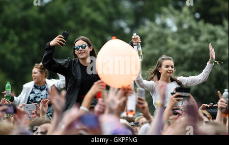 Festivaliers regarder Rick Astley sur la scène MTV pendant le V Festival à Weston Park à Littlehampton, Shropshire. Banque D'Images