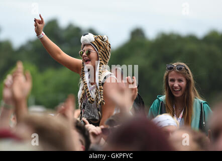 Festivaliers regarder Rick Astley effectuer sur la scène MTV pendant le V Festival à Weston Park à Littlehampton, Shropshire. Banque D'Images