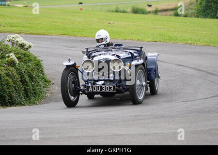 Bethan Topliss jette son 1934 Riley Ulster imp dans le rond-point à la 2016 Chateau Impney Hill Climb Banque D'Images