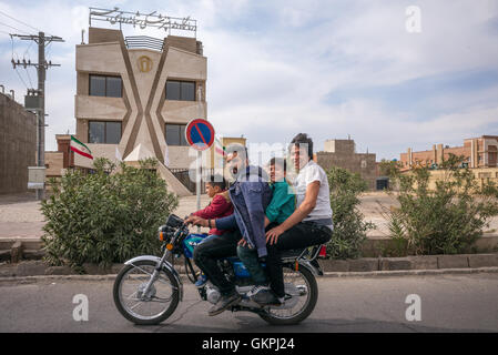 Quatre gars de circonscription sur l'une moto à Kashan, Iran. Banque D'Images