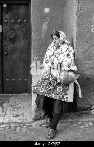 Un Abyanaki typiquement femme porte une longue écharpe blanche (couvrant les épaules et le haut du tronc) qui a un motif coloré et d'une sous-jupe au genou. Abyaneh est un ancien village dans Barzrud District rural, dans le quartier central de comté de Natanz, Ispahan, Province de l'Iran. Au recensement de 2006, sa population était de 305 160, dans les familles. Banque D'Images