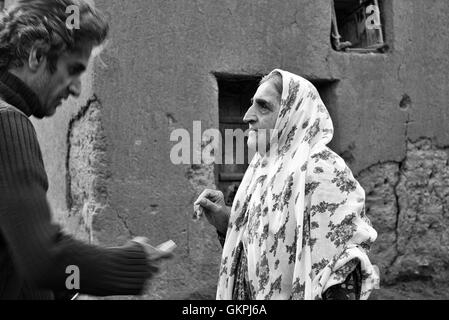 Soghra est un Abyanaki femme dont la famille a tous quitté le village. Abyaneh est un village de Barzrud District rural, dans le quartier central de comté de Natanz, Ispahan, Province de l'Iran. Au recensement de 2006, sa population était de 305 160, dans les familles.caractérisé par un étrange teinte rougeâtre, le village est un des plus anciens de l'Iran. Un Abyanaki typiquement femme porte une longue écharpe blanche (couvrant les épaules et le haut du tronc) qui a un motif coloré et d'une sous-jupe au genou. Banque D'Images