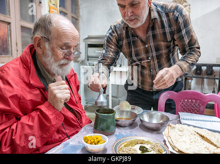 Abgoosht est un Persan et de Mésopotamie ragoût. Il est aussi appelé Dizi, qui fait référence à la pierre traditionnelle cruches c'est servi dans. Certains la décrivent comme un 'petit mouton épaissis avec de la soupe de pois chiches. Ābgoosht est habituellement faite avec de l'agneau, pois chiches, haricots blancs, oignons, pommes de terre et les tomates, le curcuma, et séché de la chaux. Les ingrédients sont combinés et cuits jusqu'à ce fait, à quel point le plat est tendu. Les matières solides sont ensuite écrasés comme Gusht Kubideh et servi avec le bouillon, mais dans un plat séparé, ainsi que d'un pain plat. Banque D'Images