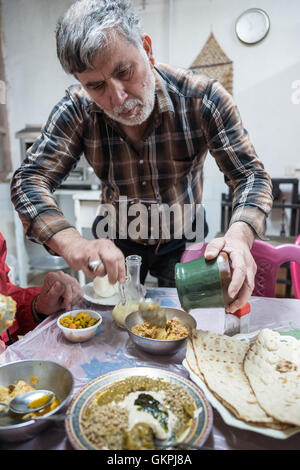 Abgoosht est un Persan et de Mésopotamie ragoût. Il est aussi appelé Dizi, qui fait référence à la pierre traditionnelle cruches c'est servi dans. Certains la décrivent comme un 'petit mouton épaissis avec de la soupe de pois chiches. Ābgoosht est habituellement faite avec de l'agneau, pois chiches, haricots blancs, oignons, pommes de terre et les tomates, le curcuma, et séché de la chaux. Les ingrédients sont combinés et cuits jusqu'à ce fait, à quel point le plat est tendu. Les matières solides sont ensuite écrasés comme Gusht Kubideh et servi avec le bouillon, mais dans un plat séparé, ainsi que d'un pain plat. Banque D'Images