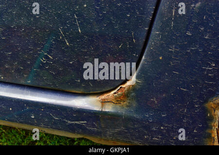 La rouille et la corrosion lourdement sur le corps d'une voiture Banque D'Images