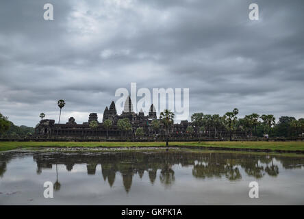 Angkor Wat Temple et son reflet dans le lac, Patrimoine Mondial de l'UNESCO, la Province de Siem Reap, Cambodge Banque D'Images