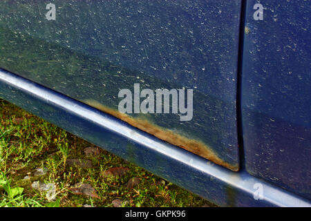 La rouille et la corrosion lourdement sur le corps d'une porte de voiture Banque D'Images