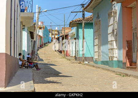 Scène de rue avec des bâtiments traditionnels à Trinité, la province de Sancti Spiritus, Cuba Banque D'Images