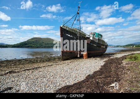 Un vieux navire s'est échoué sur le Loch Linnhe à Fort William sur la côte d'Écosse Higland Banque D'Images